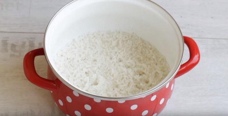 Vous devez d’abord faire bouillir le riz.