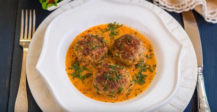 Las albóndigas en salsa de crema agria cocinadas en una sartén complementan perfectamente cualquier guarnición.