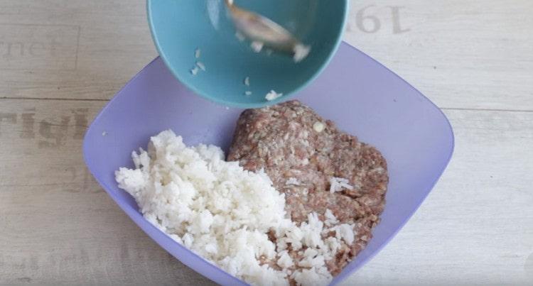 Nous divisons la viande hachée en deux et ajoutons le riz préalablement bouilli en une partie.