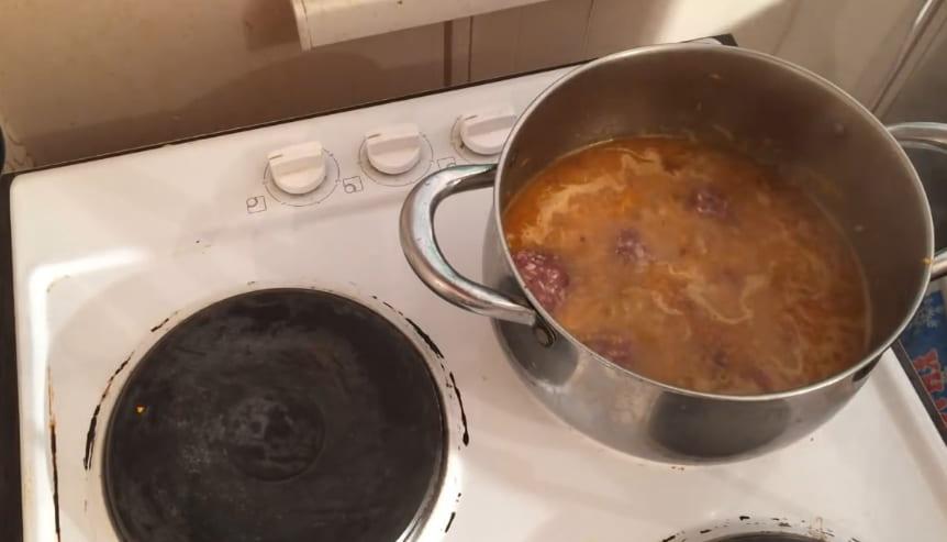 Mettez les boulettes de viande dans la sauce bouillante.