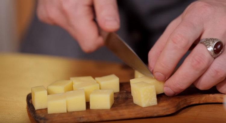 Couper le fromage à pâte dure en dés.