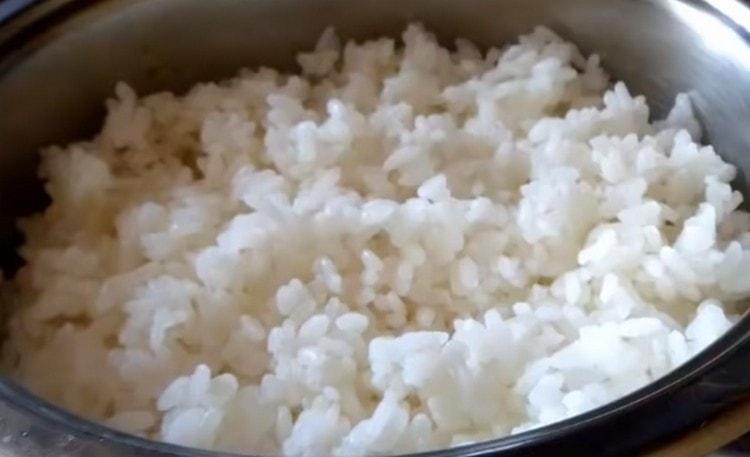 Faire bouillir jusqu'à la moitié du riz cuit.