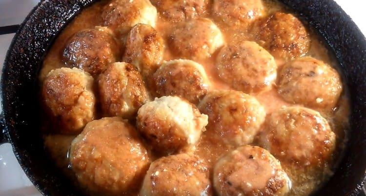 Ajouter la masse de tomates aux boulettes de viande.