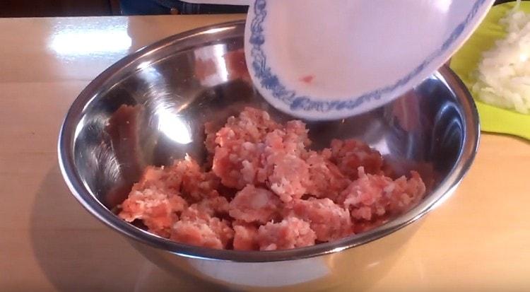 Put the minced meat in a bowl.