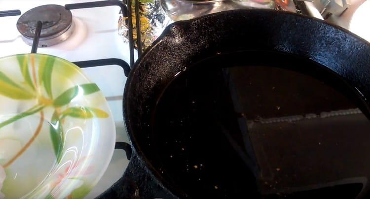chauffer la poêle avec de l'huile végétale.