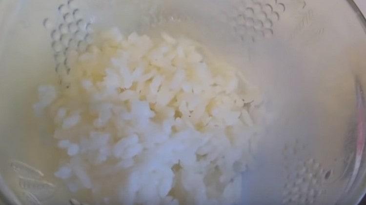 Let the boiled rice cool.