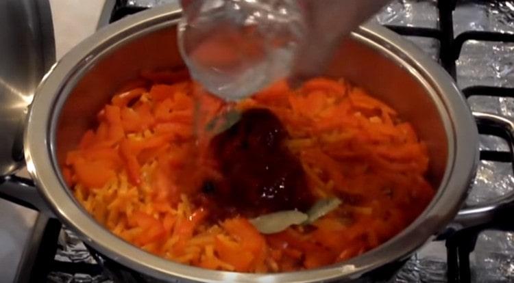 Ajouter la pâte de tomates, l'eau et les épices aux légumes.
