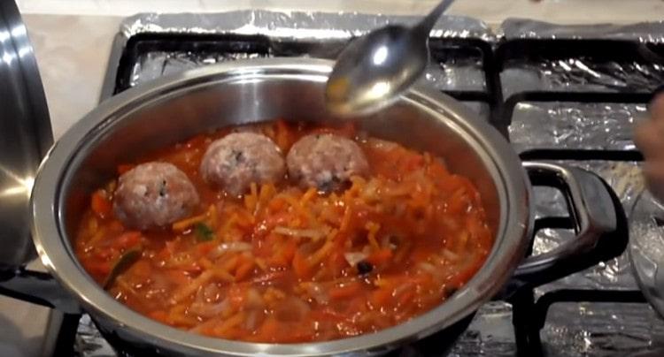 We form meatballs and put them into the recesses in vegetable sauce.
