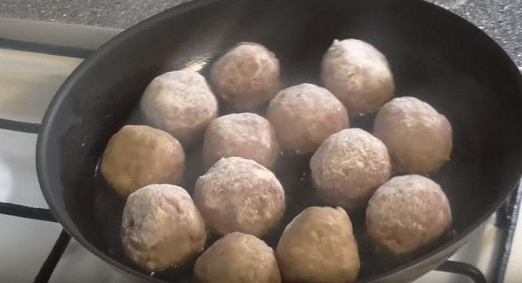 First, a little fry meatballs in a pan.
