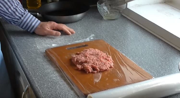 Cooking minced meat.