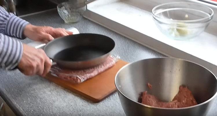 Nous éliminons la viande hachée pour en extraire l'air.