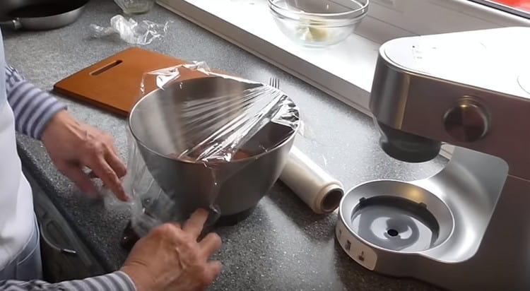 El recipiente con carne picada se envía al refrigerador durante media hora.