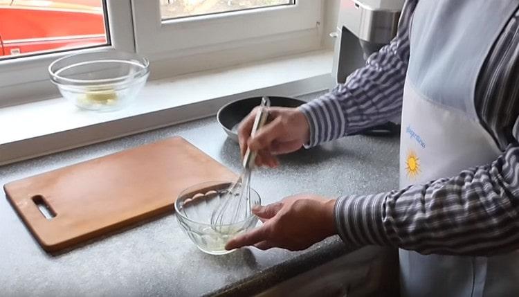 Por separado, bate la proteína para formar espuma.