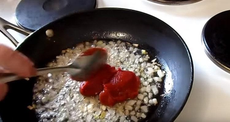 Ajoutez la pâte de tomate à l'oignon.