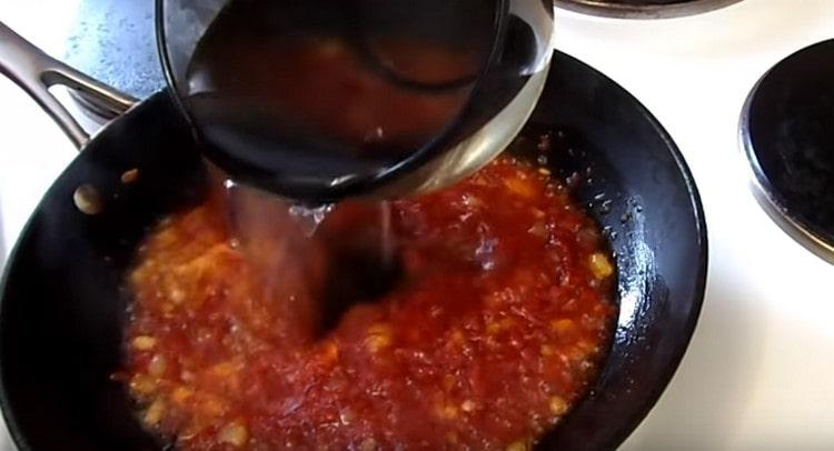 Luego, agregue agua, mezcle la salsa.