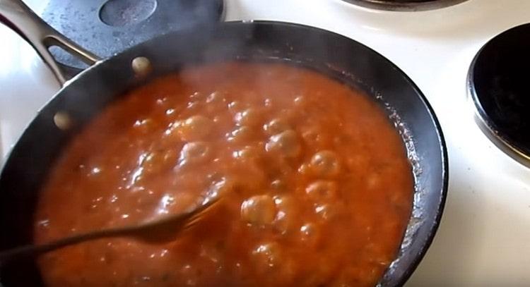 Hervir la salsa por unos minutos más.