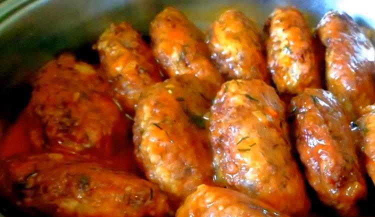 Des boulettes de viande au sarrasin appétissantes et juteuses sont prêtes.