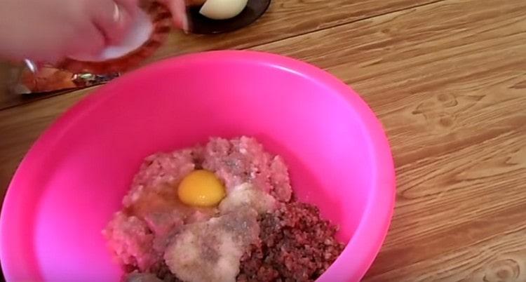 Add onion to the minced meat with buckwheat, beat the egg.