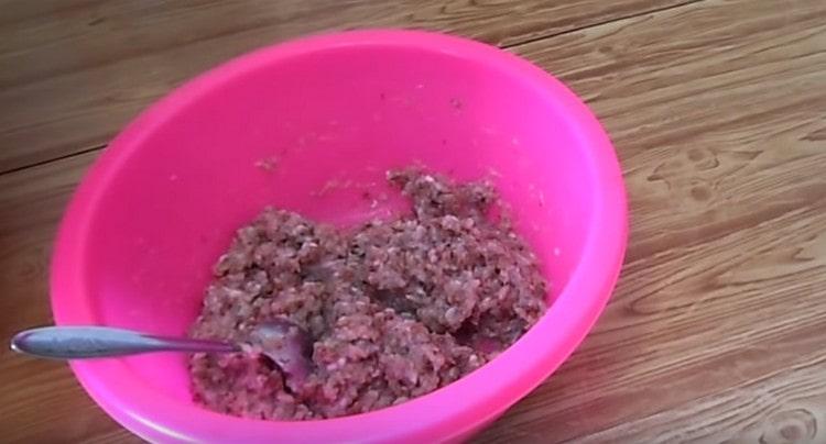 Après avoir ajouté le sel et le poivre, mélangez la viande hachée.