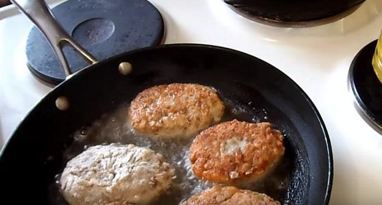 On both sides, fry meatballs in a pan.