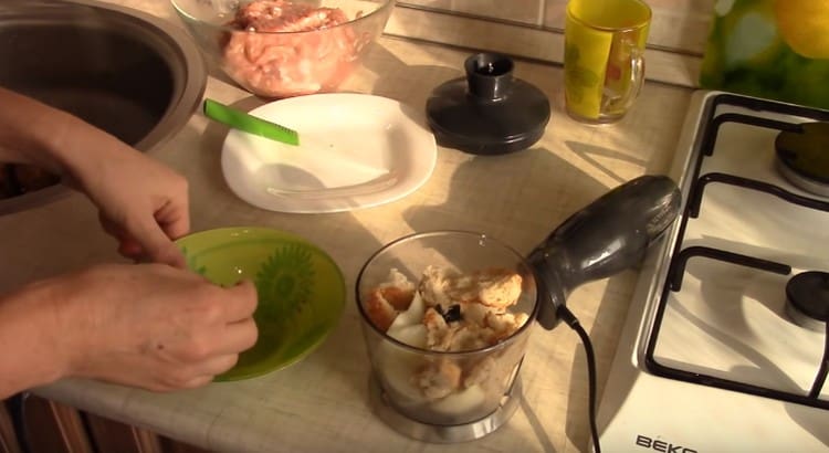 Grind bread, onions and garlic with a blender.