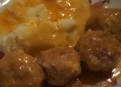 We cook delicious meatballs with gravy in a pan according to a step-by-step recipe with a photo.