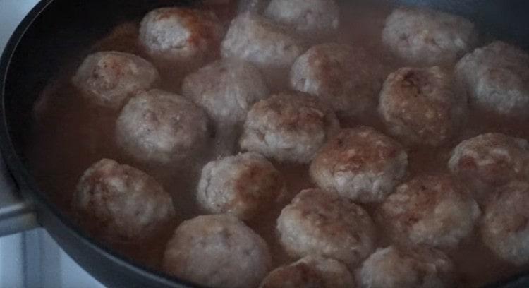 Pour the tomato mixture of meatballs.