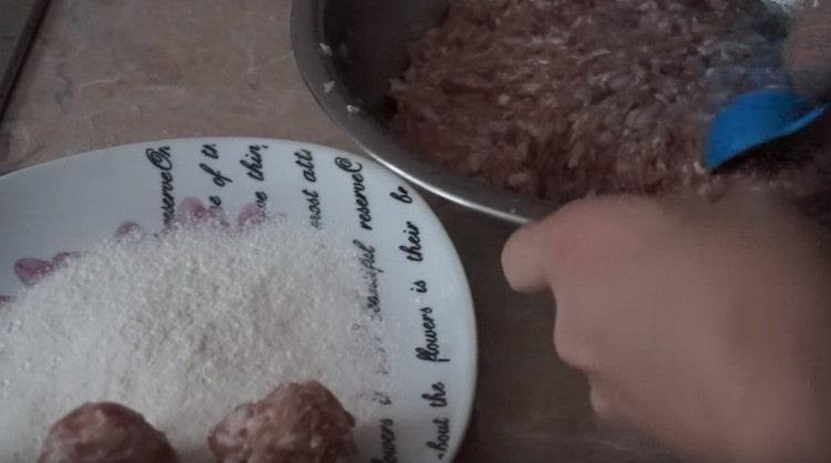 We form meatballs and roll them in flour.