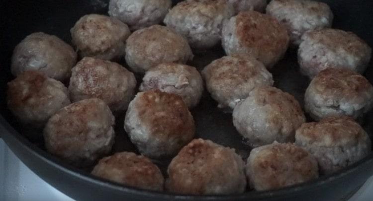 On both sides, fry meatballs in a pan.