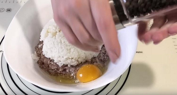 We spread the rice to the minced meat, add the egg, salt, pepper.