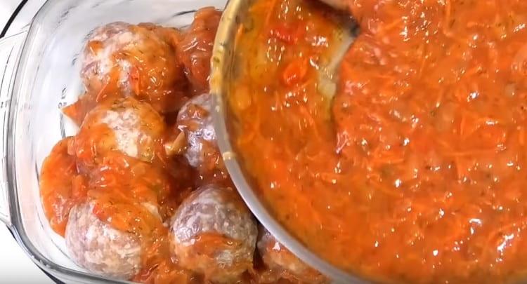 Verser les boulettes de viande avec la sauce.