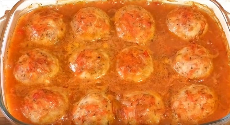 Such meatballs with rice in the oven are baked for only 35 minutes.