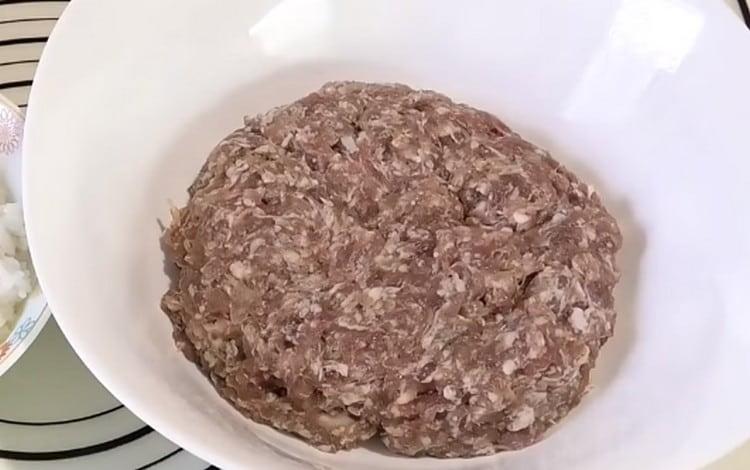 Minced meat immediately mix with chopped onions and garlic.