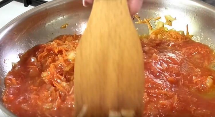 Ajouter la pâte de tomate aux légumes.