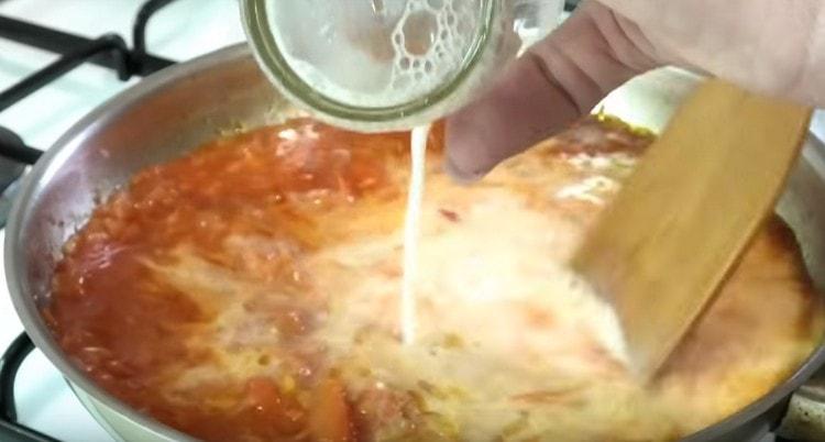 Pour water and flour into the sauce and mix.