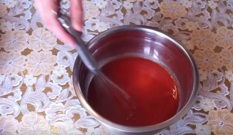 Ajouter de l'eau et mélanger la sauce.