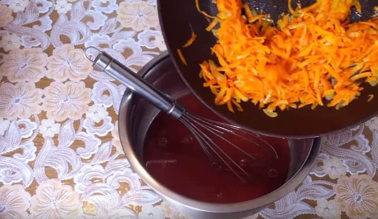 Ajouter les oignons frits et les carottes à la sauce.