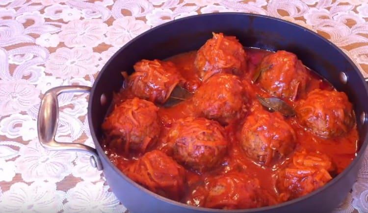 boulettes de viande à la sauce tomate dans une casserole prête