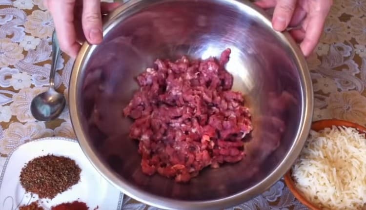 Étalez la viande hachée dans un bol.