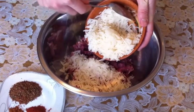 Umiješajte mljeveno meso s prethodno kuhanom rižom.
