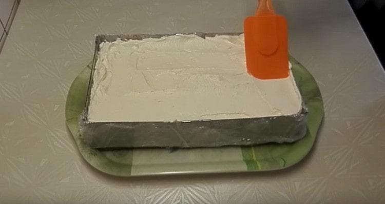 with a spatula we level the surface of the dessert and put it in the refrigerator.