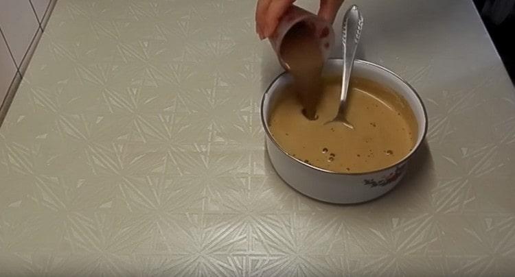 Ajouter l'amaretto au café.