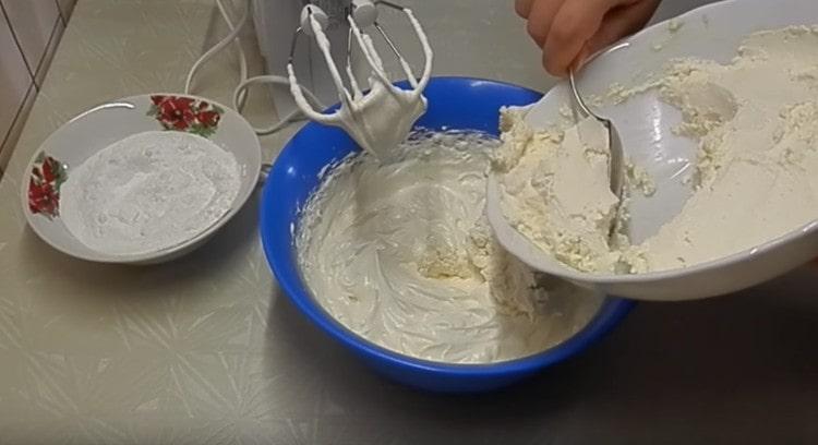 Ajouter la crème mascarpone, le sucre en poudre et fouetter à nouveau.