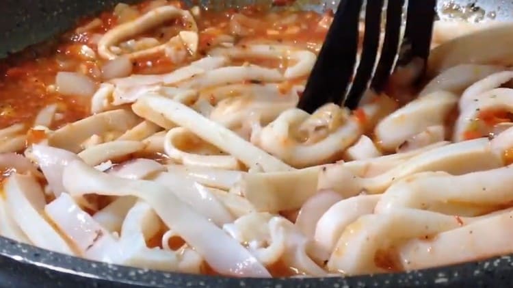 Put the squid rings in the finished sauce, mix.