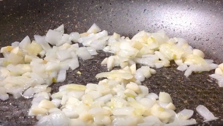 freír el ajo y la cebolla en aceite vegetal.