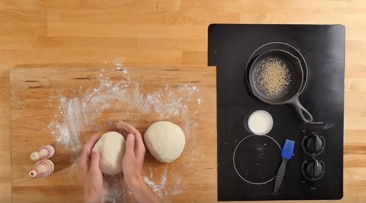 De chaque partie de la pâte, nous formons un pain et les laissons se lever un peu.