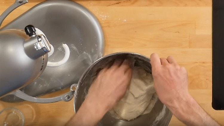 Vous pouvez également pétrir la pâte avec vos mains un peu.
