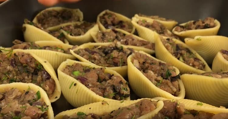 Nous commençons les coquilles avec de la viande hachée et nous la mettons dans un plat allant au four.