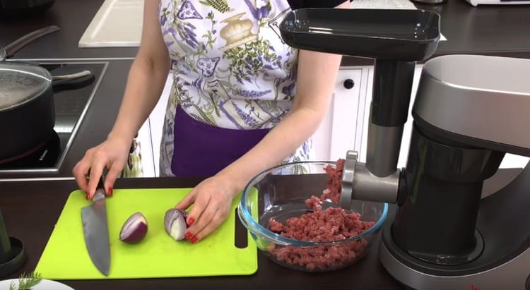 Ajouter l'oignon à la viande, également passé à travers un hachoir à viande.