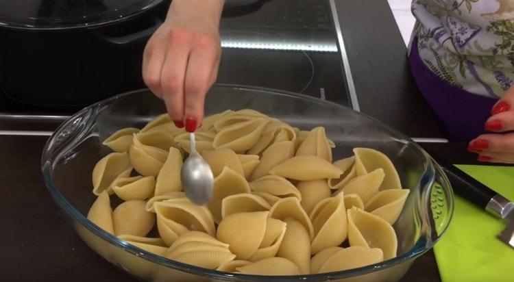 Drain the water from the pasta, let them cool.